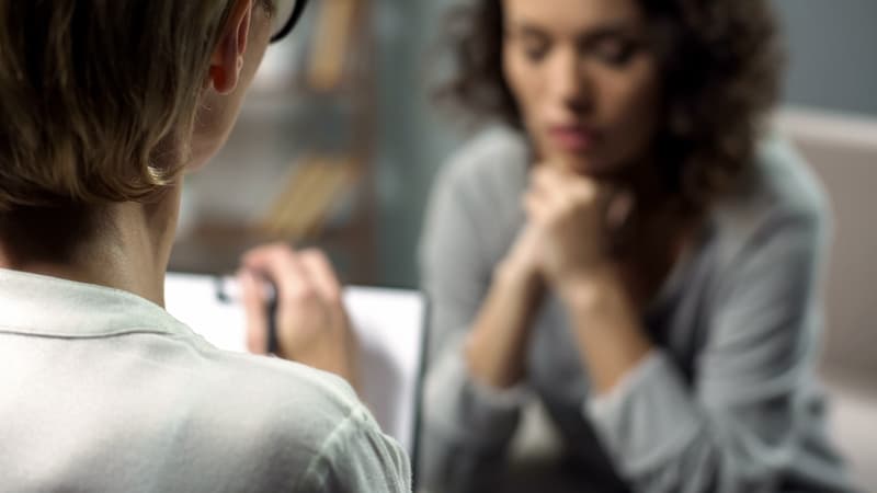 The picture shows a young women sitting in front of a psychologist  explaining what happens in the mind.  The discipline of psychology is the backbone of any practicing psychologist and counselor.